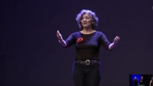 La poesía anda por las calles.